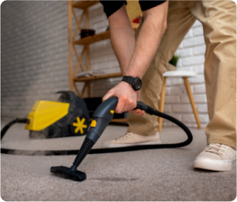 Foto limpando carpete