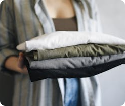 Uma pessoa segurando roupas na mão