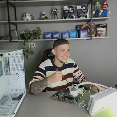 Imagem mostrando a montagem de um computador